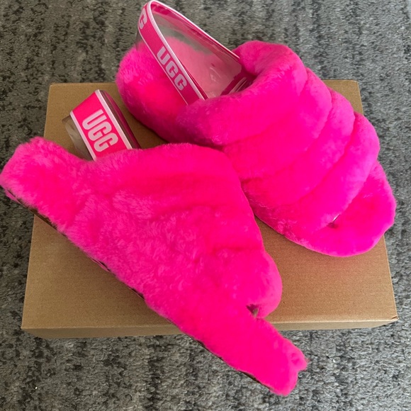 UGG Women’s Fluff - Picture 2 of 2